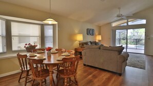 Villa, 4 Schlafzimmer | Essbereich im Zimmer