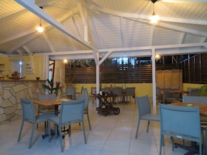 Outdoor dining - The Rose Garden (lamentin)