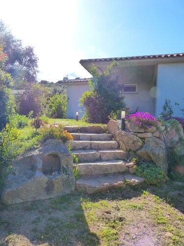 Mini villa in the heart of a pretty garden