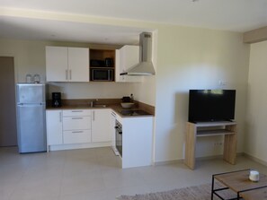 Geladeira, micro-ondas, fogão, cooktop