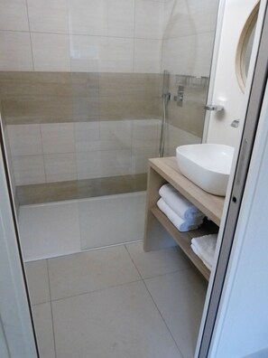 Shower, towels