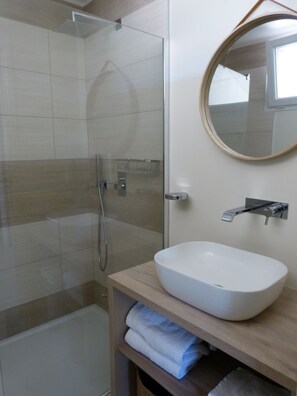 Shower, towels - Mini villa in the heart of a pretty garden (Porto-Vecchio)