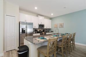 Townhome, 4 Bedrooms | Dapur peribadi | Ketuhar 