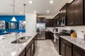 Townhome, 4 Bedrooms | Private kitchen | Oven, dishwasher
