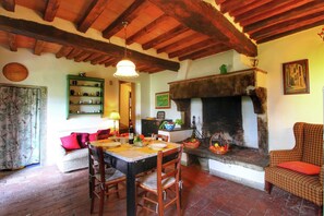 Dining - Belvilla by OYO Santa Cecilia (Rufina)