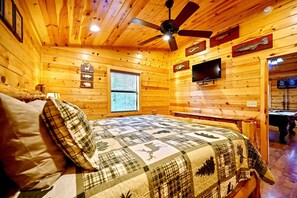 3 bedrooms, iron/ironing board, travel cot, free WiFi - Hot Tub•Pool Table•Playground•Boat Parking• Fire Pit•Sleeps 10•Great Location (Broken Bow)