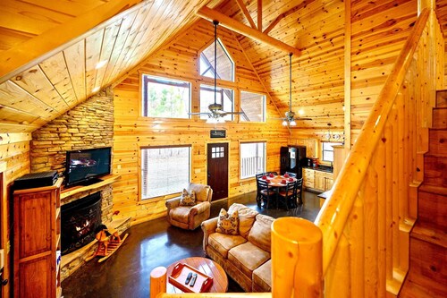 Hot Tub•Pool Table•Playground•Fire Pit•3 KINGS+•Boat Parking•Sleeps 10
