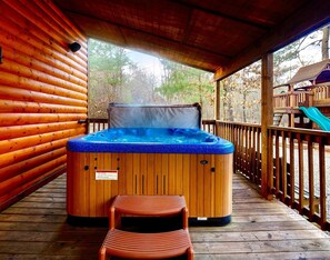 Outdoor spa tub - Hot Tub•Pool Table•Playground•Boat Parking• Fire Pit•Sleeps 10•Great Location (Broken Bow)