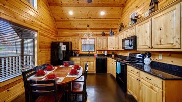 Grand réfrigérateur, micro-ondes, four, plaque de cuisson