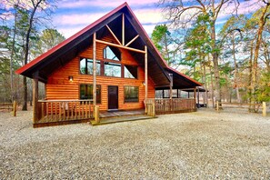 Exterior - Hot Tub•Pool Table•Playground•Boat Parking• Fire Pit•Sleeps 10•Great Location (Broken Bow)