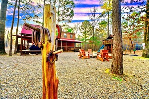 Outdoor dining - Hot Tub•Pool Table•Playground•Boat Parking• Fire Pit•Sleeps 10•Great Location (Broken Bow)
