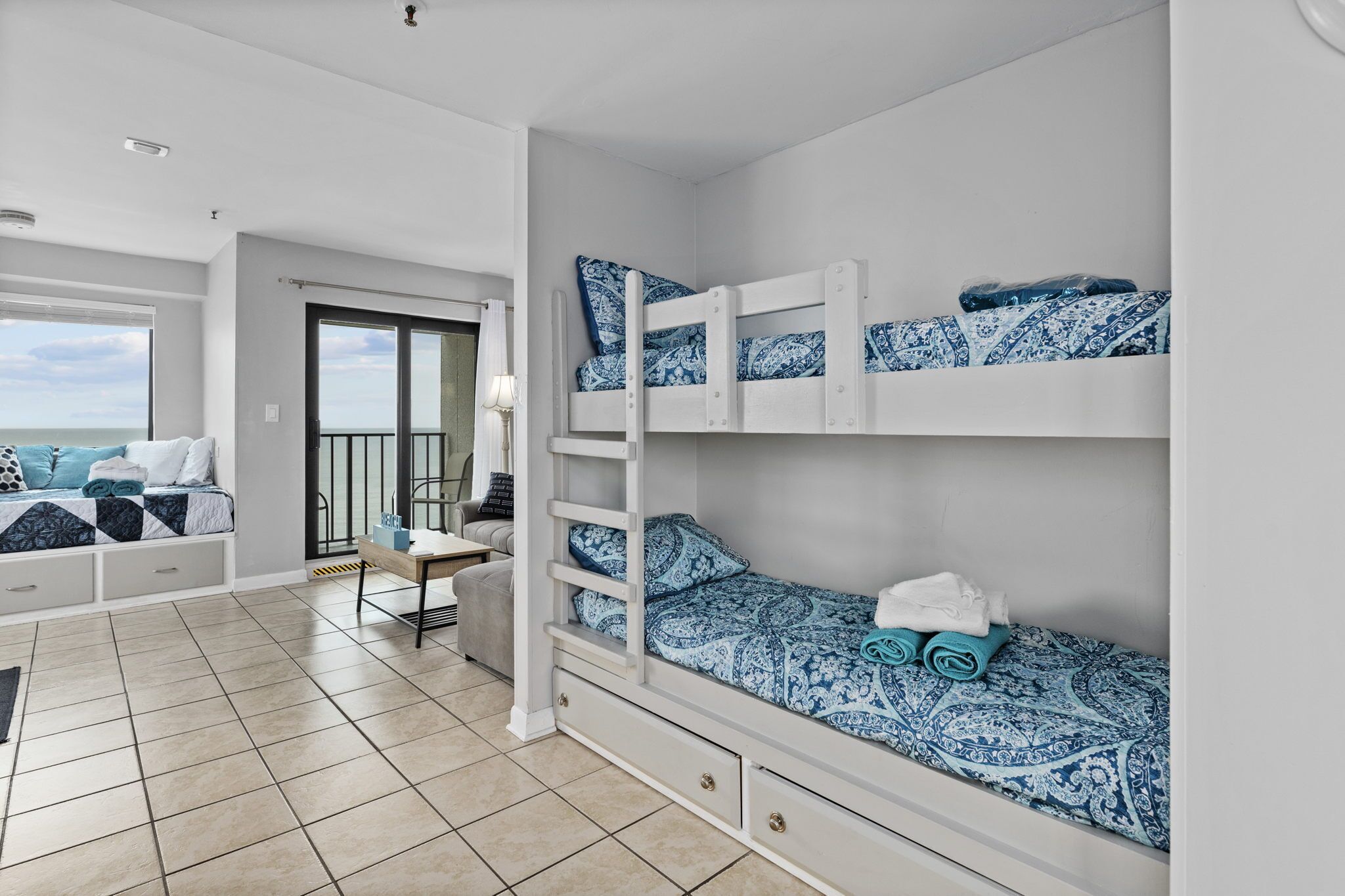 Direct oceanfront studio, steps to Myrtle Beach, pool, hot tub, restaurant & bar