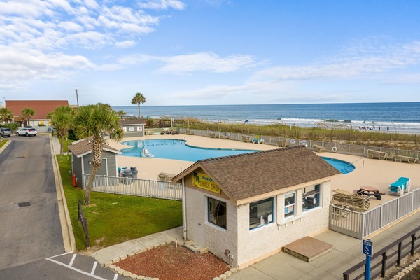Una piscina cubierta, una piscina al aire libre