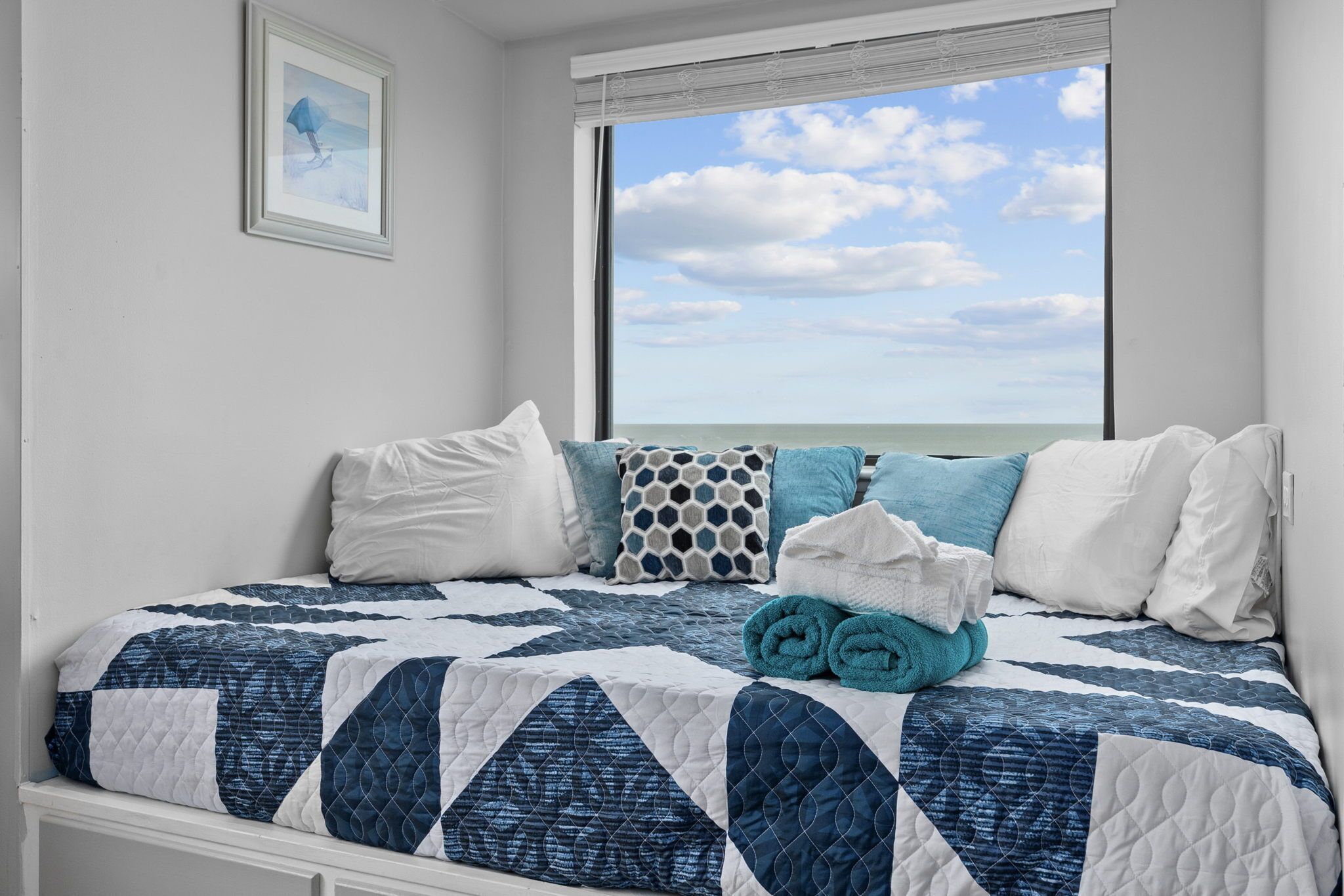 Direct oceanfront studio, steps to Myrtle Beach, pool, hot tub, restaurant & bar