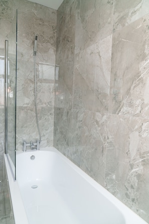 Superior House, Ensuite (2 Bedroom House ) | Bathroom - Kitchener House (Leeds)