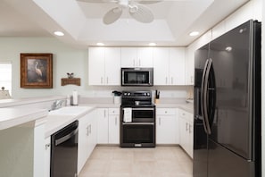 Réfrigérateur, four à micro-ondes, un four, surface de cuisson