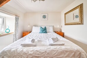 3 makuuhuonetta, tallelokero huoneessa, työpöytä, silitysrauta/-lauta