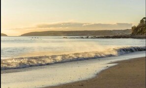 On the beach, sun loungers - Period luxury 55m fm beach.real fire/free parking/beach/dog friendly/seaviews (Downderry)