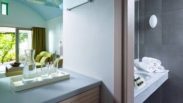 Premium-Doppelzimmer | Badezimmer | Regendusche, kostenlose Toilettenartikel, Haartrockner, Bademäntel