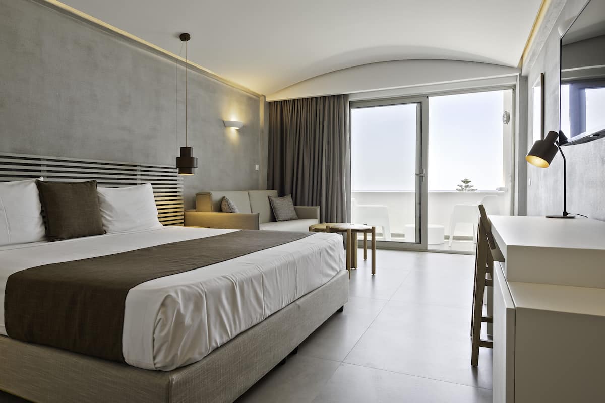 Superior Double Room | Peti besi dalam bilik, ruang kerja komputer riba