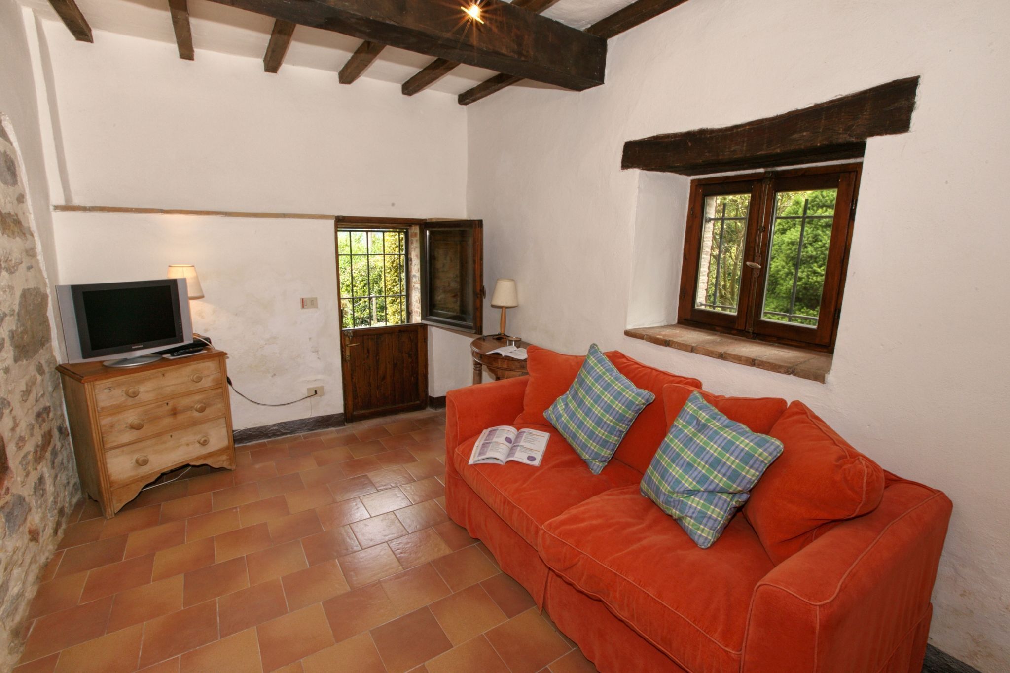 Holiday house with pool, large garden, overlooking lake, near Tuscany