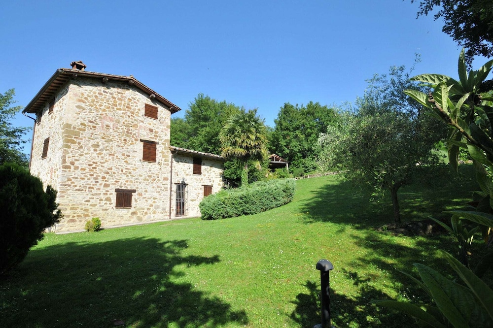 Holiday house with pool, large garden, overlooking lake, near Tuscany