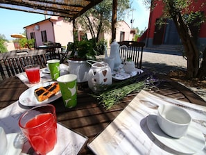 Outdoor dining - Apartment in Montalto near Lake and Pool (Montalto di Castro)