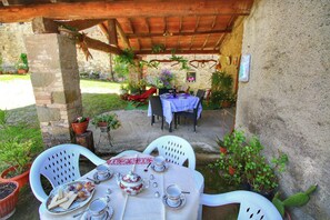 Outdoor dining - Belvilla by OYO Farmhousecrick (Monte Santa Maria Tiberina)