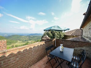 Outdoor dining - Holiday Home in Monte Santa Maria with Pool (Monte Santa Maria in Tiberina)