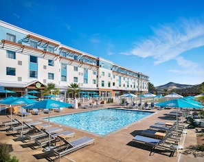 Piscine extérieure, tentes de plage, parasols de plage