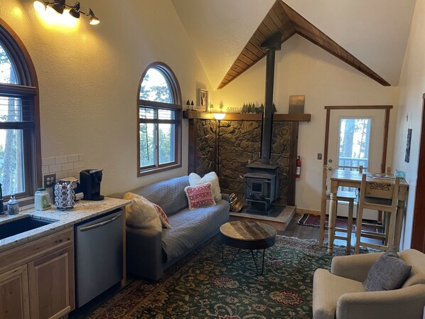 Televisión y chimenea 