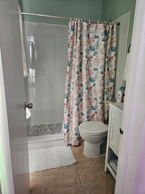 Badewanne, Haartrockner, Handtücher, Seife