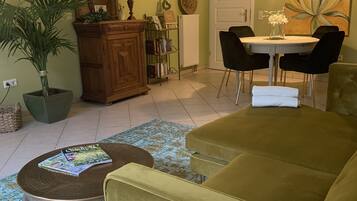 Een televisie en boeken