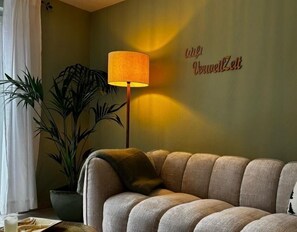 Una televisión, libros