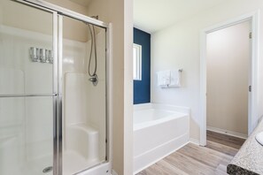 Combined shower/bathtub, hair dryer, bidet, towels - Family Oasis 7 minutes from the Beach. EV friendly (Navarre)