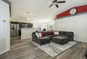 Smart TV, stereo - Family Oasis 7 minutes from the Beach. EV friendly (Navarre)