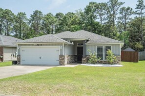 Exterior - Family Oasis 7 minutes from the Beach. EV friendly (Navarre)