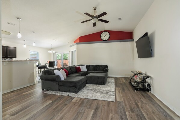 Een smart-tv en een stereo