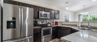 Family Oasis 7 minutes from the Beach. EV friendly