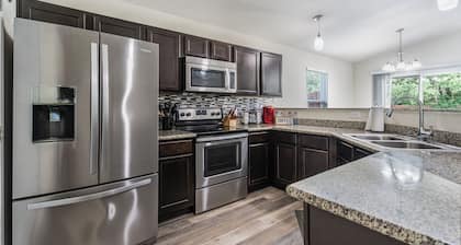 Family Oasis 7 minutes from the Beach. EV friendly