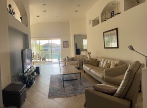 Smart TV, lettore DVD, libri, impianto stereo