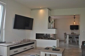 TV, fireplace - Tranquil Group Retreat in Nature (Megchelen)