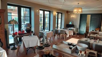 Dagelijks uitgebreid ontbijt (EUR 19 per persoon)