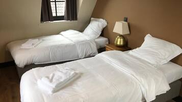 Deluxe vierpersoonskamer, uitzicht op tuin | Lakens van Egyptisch katoen, luxe beddengoed, donsdekens