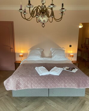 华丽双人房 | 埃及棉床单、高档床上用品、羽绒被、加厚床垫