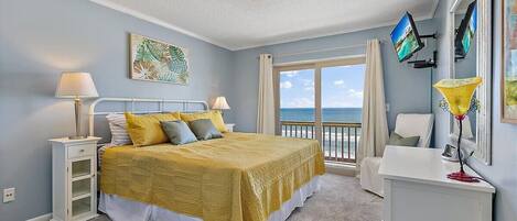 3 sovrum, skrivbord, strykjärn/strykbräda och resesäng