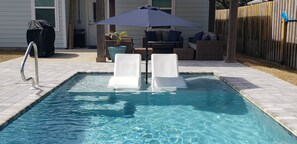 Een buitenzwembad en een verwarmd zwembad