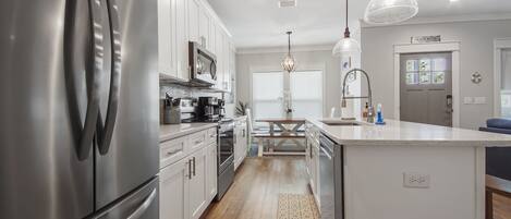 Een koelkast, een microgolfoven, een oven, een kookplaat