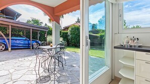 Eine moderne Küche mit einer Schiebetür zu einem Patio.