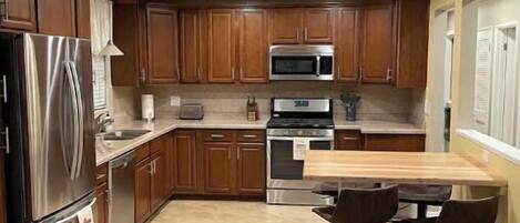 冰箱、微波炉、烤箱、炉灶